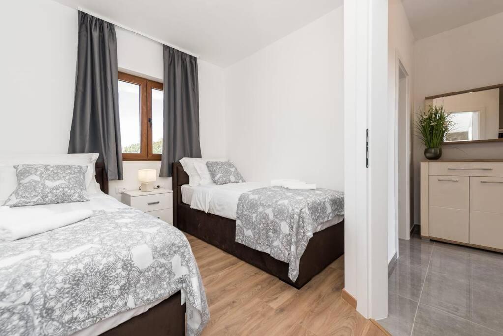 Villa Mattina, With Heated Pool And Jacuzzi Privlaka  Exterior foto